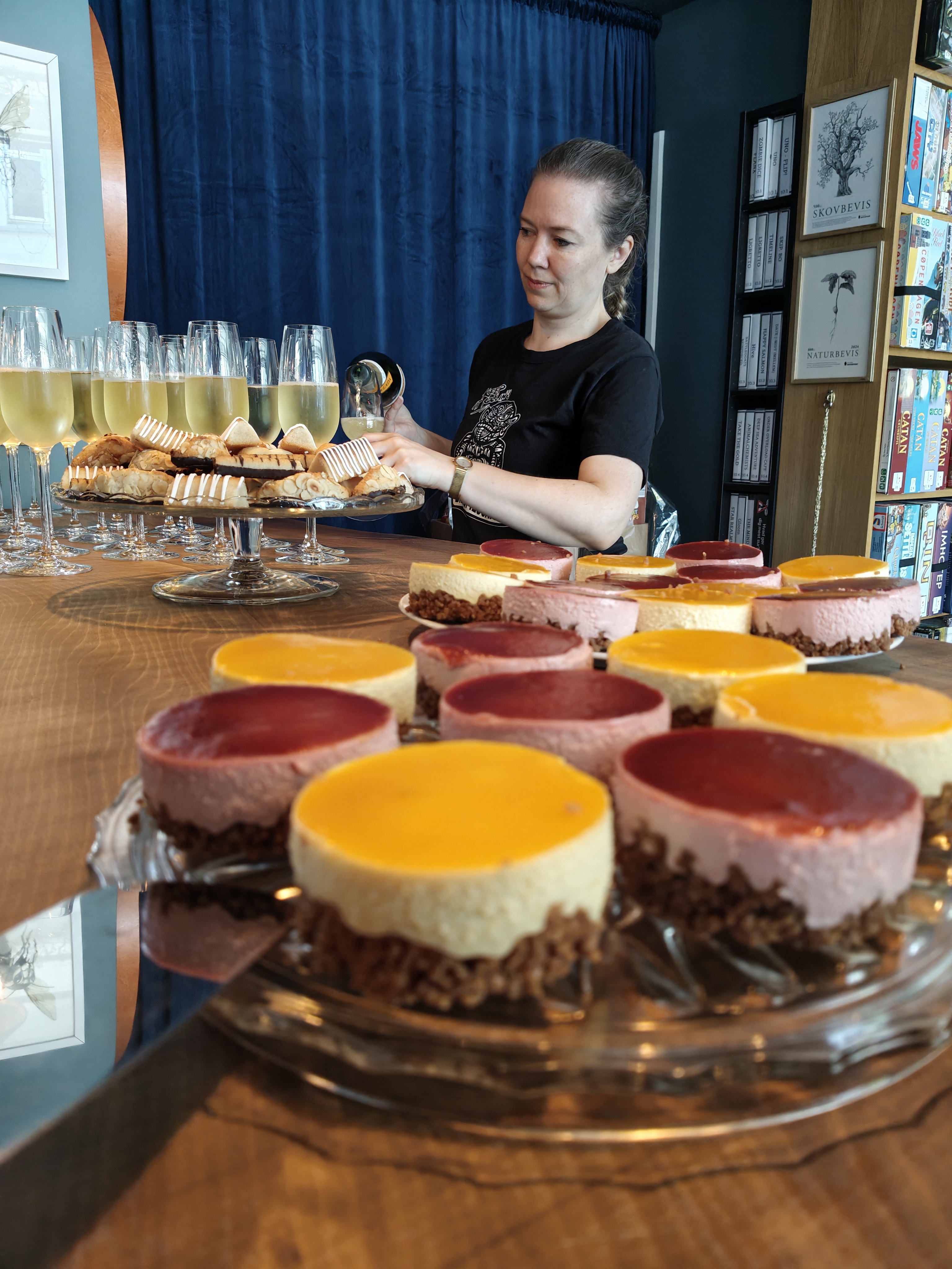 Kager og bobler til reception i Brætspilscaféen
